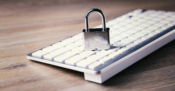 een computer toetsenbord met een hangslot erop